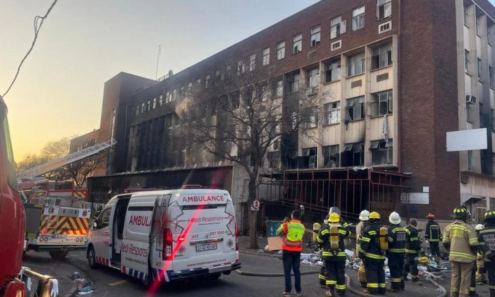 52 νεκροί και 43 τραυματίες από πυρκαγιά σε πενταώροφο κτίριο στο Γιοχάνεσμπουρκ